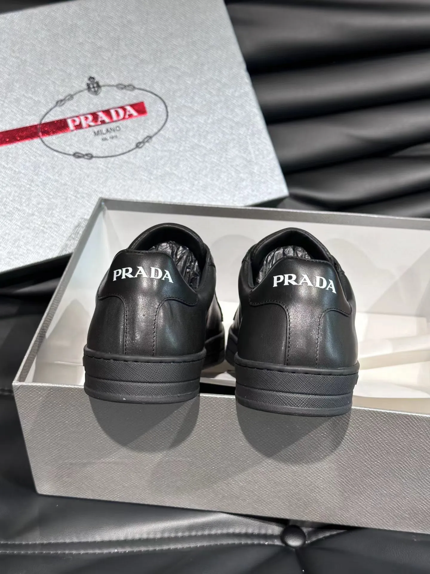 P380 Yuan 38-45 Prada Prada’s new men’s leather sports shoes, the highest version on the market, any comparison is welcome🆚! The original leather has excellent texture and is super high-end! Fetal sheep net lining imported from Italy, removable pad! Luxurious materials and fine workmanship, highly recommended!